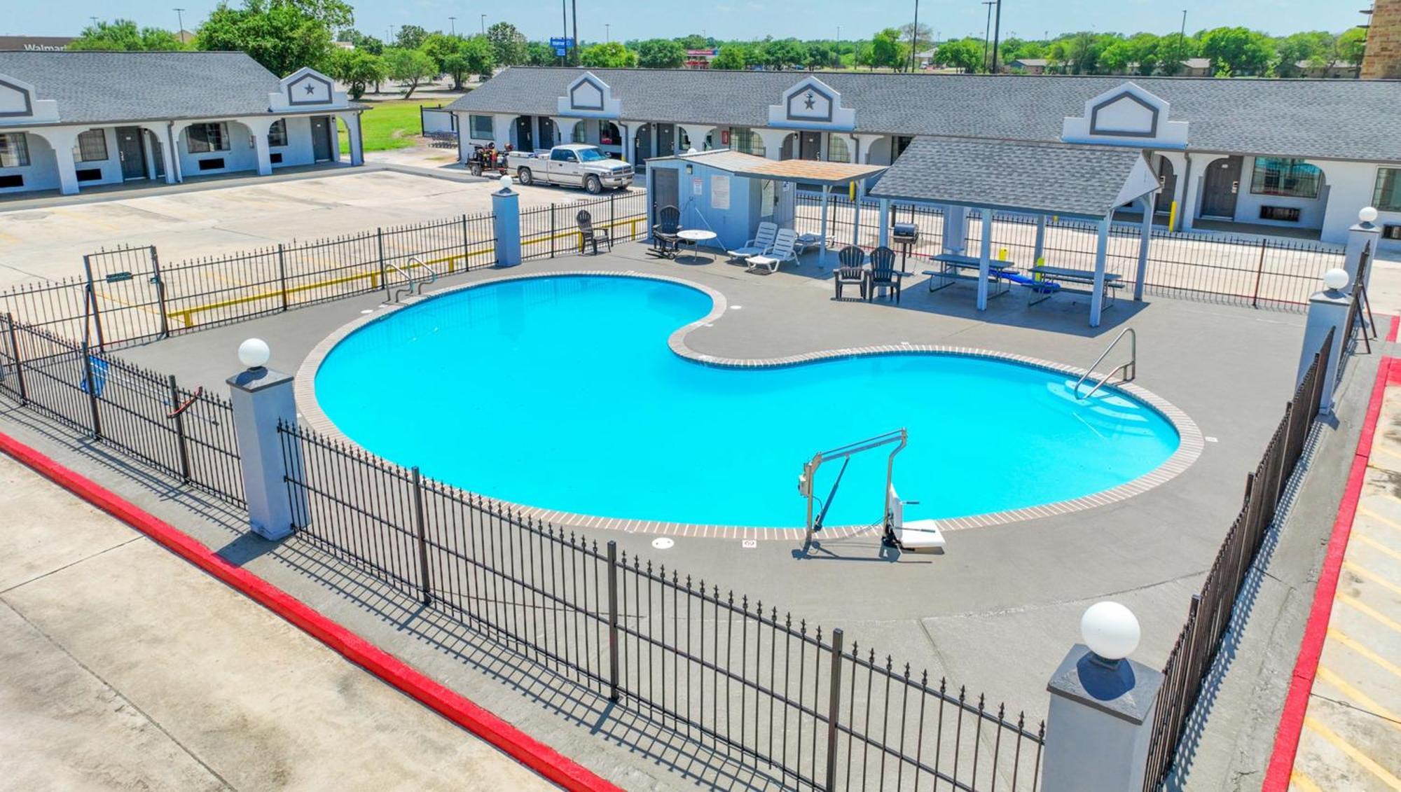 Executive Inn Hondo Экстерьер фото